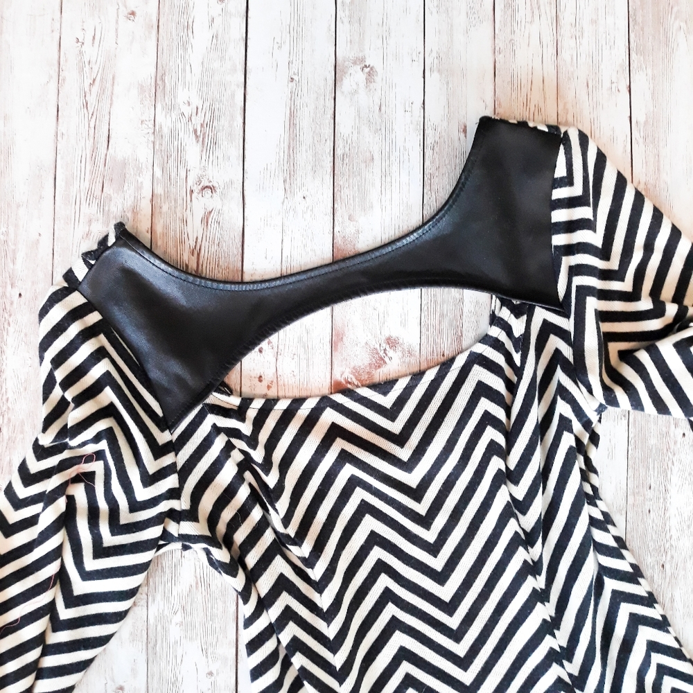 Black & White Chevron Mini (Can Be Worn Two Ways) - Picture 2 of 3